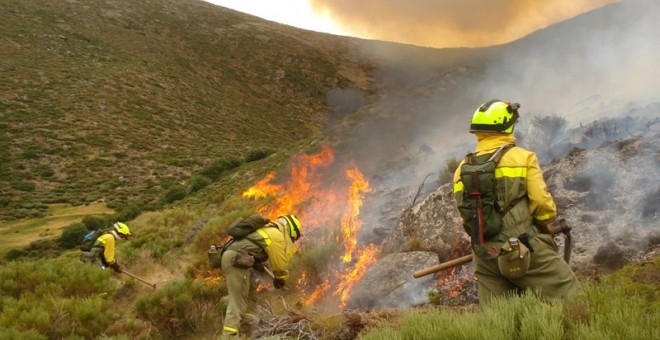 Una decena de medios aéreos y dos brigadas del MAGRAMA luchan contra el fuego en Orense y Lugo. MAGRAMA