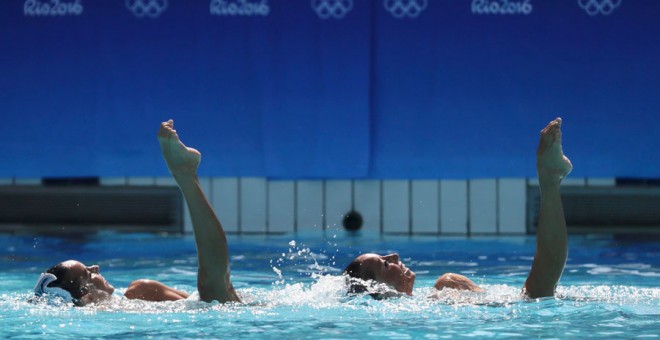 Carbonell y Mengual, durante su ejercicio de rutina técnica. REUTERS/Stefan Wermuth