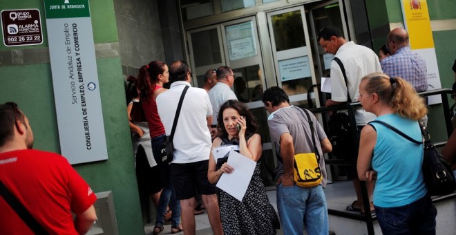 Cola de parados en una oficina del Servicio Andaluz de Empleo/REUTERS