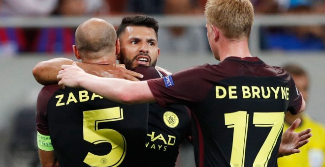 Agüero celebra con Zabaleta y De Bruyne uno de sus goles al Steaua. Reuters / John Sibley