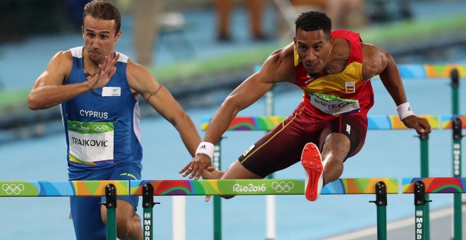 El atleta español Orlando Ortega compite en la prueba de 110 m vallas durante las competencias de atletismo de los JJOO de Río, que se disputan en el Estadio Olímpico en Río de Janeiro (Brasil). EFE/Marcelo Sayão