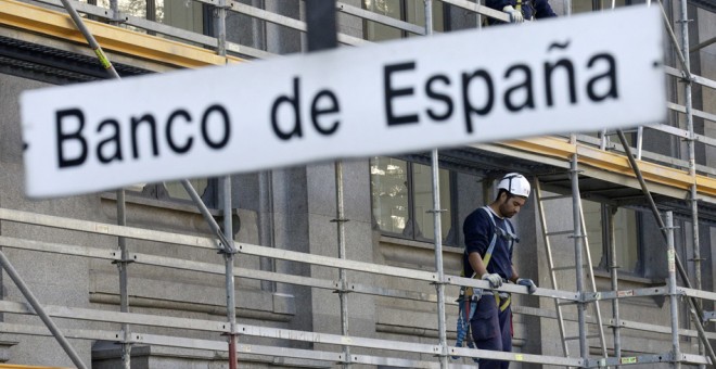 Letrero de la estación de Metro de 'Banco de España' con el edificio en obras al fondo. REUTERS