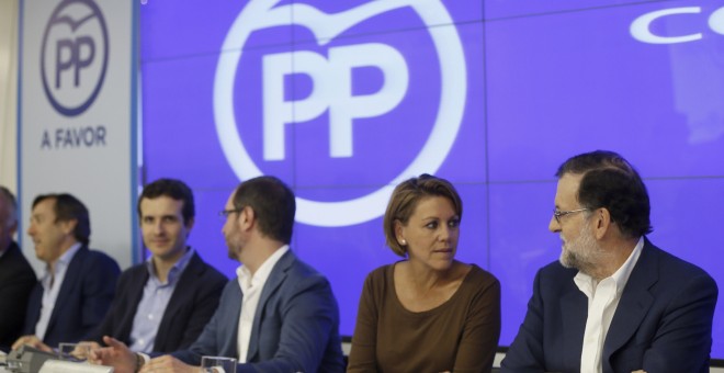 El jefe del Ejecutivo en funciones y presidente del PP, Mariano Rajoy, conversa con la secretaria general, María Dolores de Cospedal, junto a los vicesecretarios generales Javier Maroto, y Pablo Casado, y el portavoz parlamentario, Rafael Hernando, durant