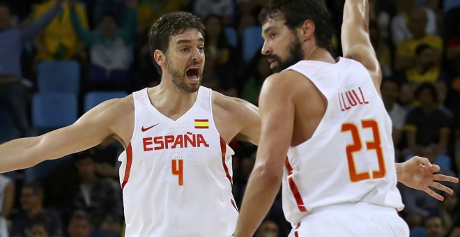 Gasol celebra una canasta de Llull contra Argentina. /REUTERS