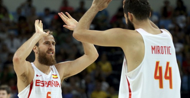 Mirotic y Sergio Rodríguez festejan una canasta contra Francia. /REUTERS