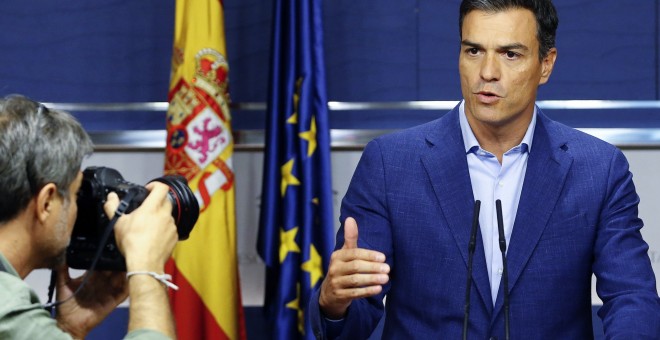 El líder del PSOE, Pedro Sánchez, durante la rueda de prensa que ha ofrecido en el Congreso tras la reunión de la Ejecutiva y la dirección del grupo parlamentario socialista. EFE/Mariscal