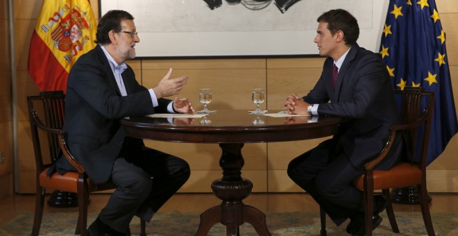 El presidente del Gobierno en funciones, Mariano Rajoy, y el líder de Ciudadanos, Albert Rivera, conversan durante la reunión que han mantenido en el Congreso. EFE/Chema Moya