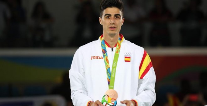 Joel González posa con la medalla de bronce conseguida. EFE