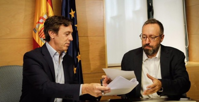 Rafael Hernando y Juan Carlos Girauta firman el pacto anticorrupción