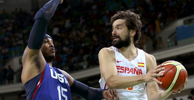 Llull intenta pasa la bola ante Carmelo Anthony. /REUTERS