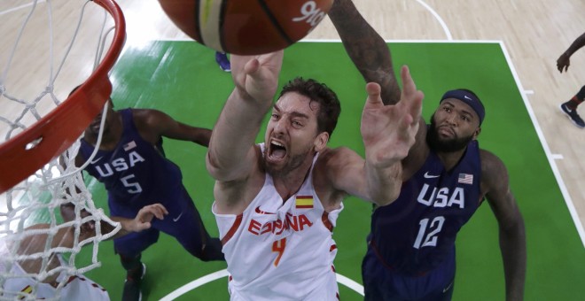 Pau Gasol anota una canasta ante los jugadores de EEUU. /REUTERS