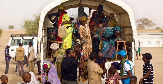 Imagen de un camión repartiendo comida y bebida en el noreste de Nigeria/HÉLÈNE CAUX/ACNUR