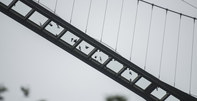 El puente visto desde abajo. FRED DUFOUR / AFP