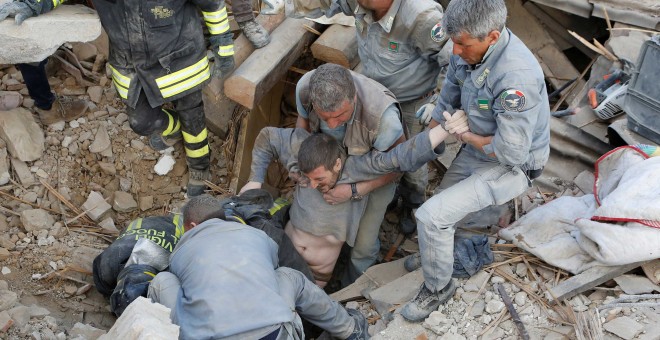 Los equipos de rescate sacan a un hombre atrapado entre los escombros en Amatrice. REUTERS/Remo Casilli