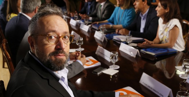 El portavoz parlamentario de Ciudadanos, Juan Carlos Girauta, posa poco antes de la nueva reunión en el Congreso con el equipo negociador del PP para avanzar en el acuerdo que permita el apoyo a la investidura de Mariano Rajoy. EFE/Mariscal