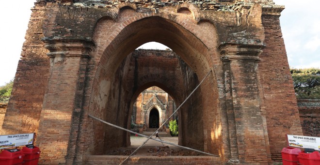 Fotografía de los daños un templo en Bagan, al sur de Mandalay (Birmania), tras el terremoto de 6,8 grados que afectó la región central del país. EFE/HEIN HTET