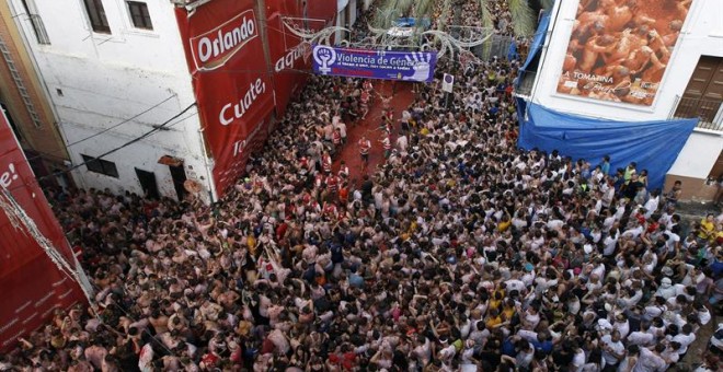 Miles de personas han acudido a celebrar la Tomatina en Buñol. EFE/Kai Forsterling