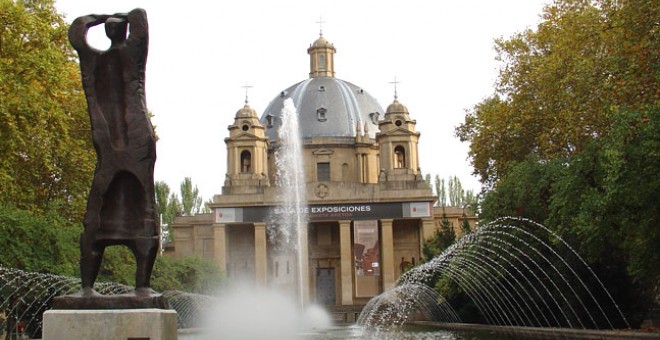 El Monumento a los Caídos alberga los restos enterrados de los generales golpistas Emilio Mola y José Sanjurjo.