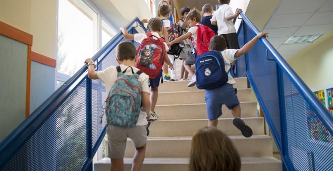 Varios niños a su llegada al colegio público Mario Vargas Llosa de Las Rozas (C. de Madrid), en el primer día del curso escolar 2016-2017 que ha dado comienzo este jueves para los alumnos de Infantil y Primaria de Madrid, Comunidad Valencia, Aragón y Cant