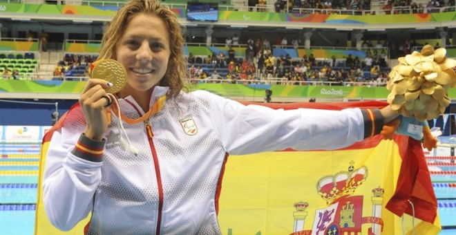 La nadadora española Nuria Marqués besa su medalla de oro en los Juegos Paralímpicos.