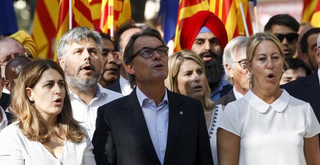 El expresidente de la Generalitat de Catalunya Artur Mas (c) asiste a la tradicional ofrenda floral al monumento de Rafael Casanova, dentro de los actos conmemorativos de la Diada nacional de Cataluña. EFE/Quique García