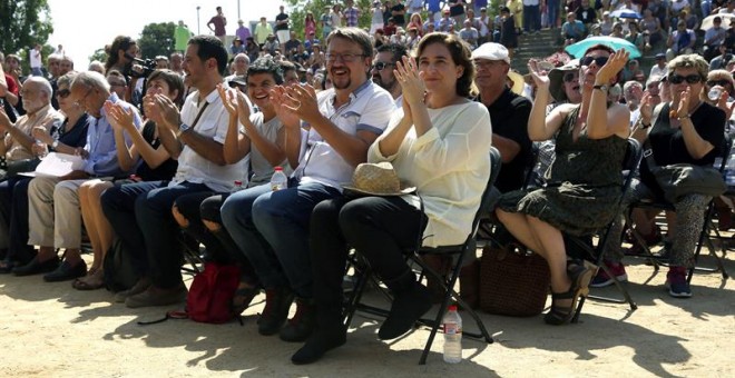 El líder de En Comú Podem, Xavier Domenech, junto a la alcaldesa de Barcelona, Ada Colau, durante el acto de conmemoración del 40 aniversario de la primera manifestación que se realizó un 11 de septiembre. /EFE