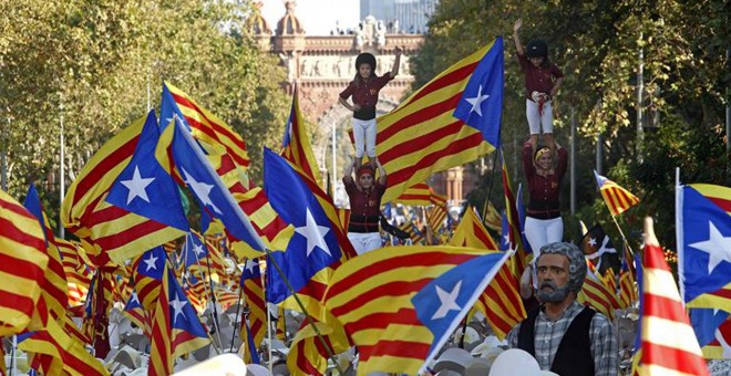 Formación de un castell durante la manifestación en Barcelona de la Diada que este año se ha celebrado bajo el lema 'A punt', en favor de la independencia. EFE/Marta Pérez