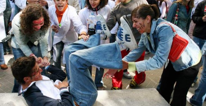 Una de tantas novatadas que sufren muchos estudiantes estos días en las universidades.