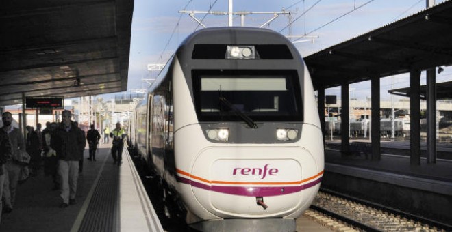 Un tren Alvia llega a una estación.