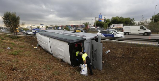 El autobús que ha volcado se dirigía a Lloret de Mar, hay 24 personas heridas/EFE