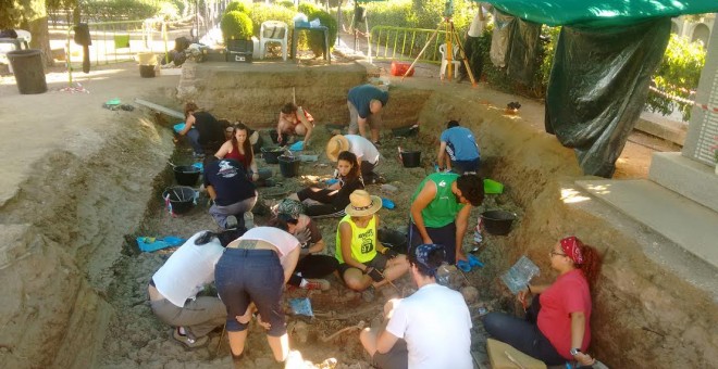 Voluntarios trabajando en la fosa