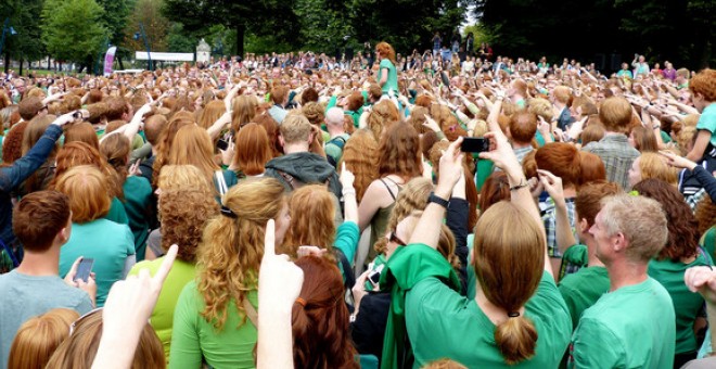 Cientos de personas pelirrojas en el festival anual Redheadday en 2012 que se celebra en Breda, Holanda. Eddy Van 3000