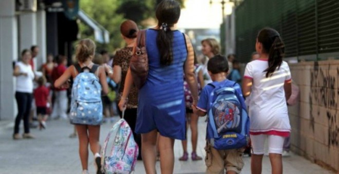 Uno de los gastos más complejos de afrontar para estas familias es el gasto extra en educación que supone la vuelta al cole.- EFE