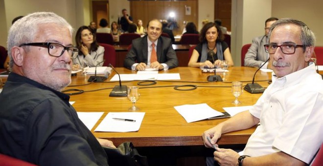 El secretario de Política Sindical de UGT, Gonzalo Pino (i), el secretario de Acción Sindical de CCOO, Ramón Górriz (d), junto al director de Relaciones Laborales de CEOE, Jordi García Viña (c, al fondo), y la directora del departamento socio-laboral de C