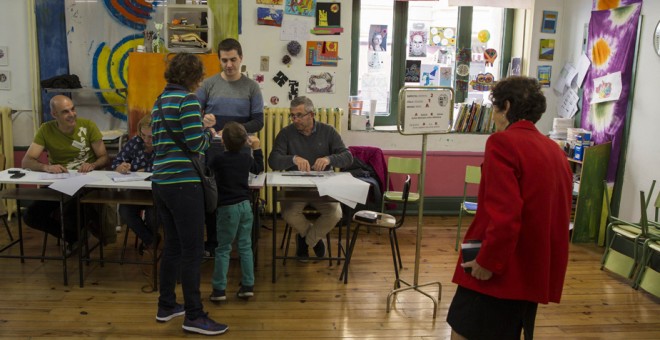 Algunos electores ejercen su derecho al voto en el colegio de la Escuela de Artes y Oficios de Vitoria. EFE/David Aguilar