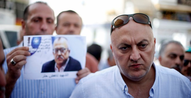 Majed Hattar , hermano del escritor jordano Nahed Hattar, habnla con los periodistas tras el asesinato de su hermano. REUTERS/Muhammad Hamed