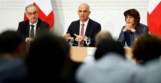 De izquierda a derecha, los ministros suizos de Defensa, Guy Parmelin, Interior, Alain Berset , y Energía, Doris Leuthard, en rueda de prensa para valorar los resultados de los referendum celebrados este domingo. REUTERS/Ruben Sprich