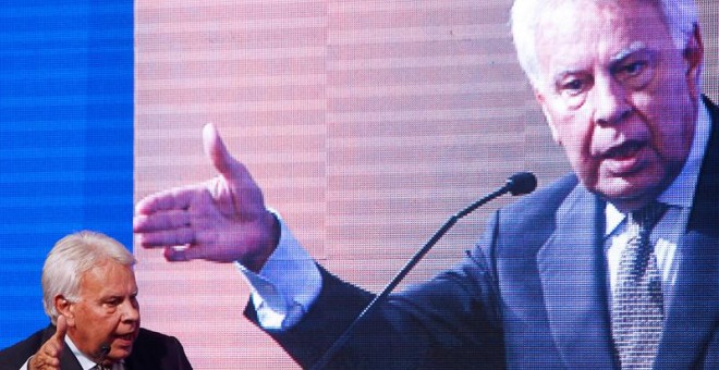 El expresidente del Gobierno Español Felipe González interviene en el quinto seminario 'Liderazgo en tiempos de crisis' hoy, miércoles 28 de septiembre de 2016, en Santiago (Chile). EFE/Mario Ruiz