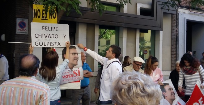 Una de las pancartas que presidía la mañana del sábado la sede del PSOE en la calle Ferraz de Madrid durante la reunión del Comité Ejecutivo Federal./ SARA CALVO