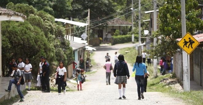 Transeúntes en una calle de San Andrés de Pisimbalá, Cauca. EFE.