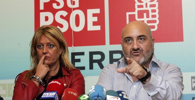 La portavoz socialista del Grupo municipal del PSdeG-PSOE en Ferrol, Beatriz Sestayo, junto al alcalde de Ares y representante de la Fegamp, Julio Iglesias. EFE/Kiko Delgado