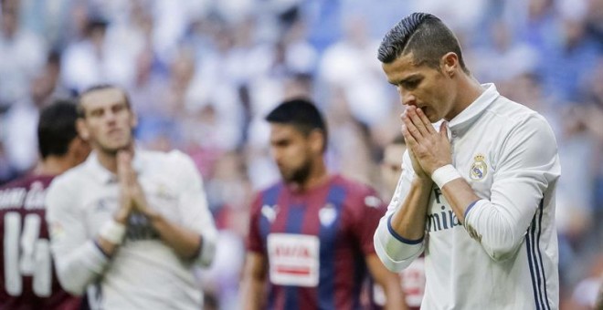 Cristiano Ronaldo, tras el partido ante el Eibar en el estadio Santiago Bernabéu. / EMILIO NARANJO (EFE)