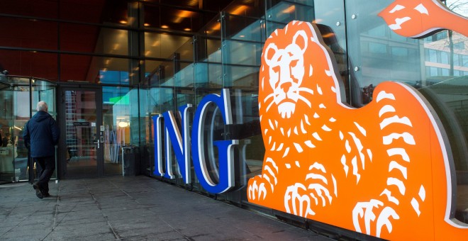 Un peatón pasa junto a una ofician del banco ING en Amsterdam. REUTERS/Toussaint Kluiters