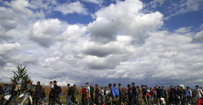 Varios cientos de refugiados y migrantes parten hacia la frontera con Hungría, en Belgrado, Serbia. REUTERS / Marko Djurica