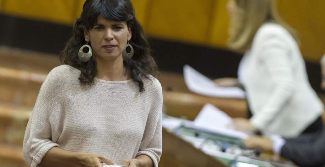 La secretaria general de Podemos Andalucía, Teresa Rodríguez, y la presidenta de la Junta de Andalucía, Susana Díaz, en una de las sesiones del Parlamento andaluz. JULIO MUÑOZ / EFE