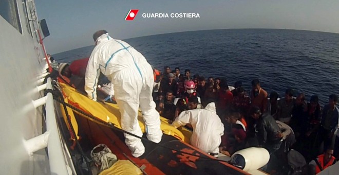 Fotograma cedida por la Guardia Costera italiana que muestra a la embarcación de varios refugiados a un barco durante una operación de rescate cerca de Lampedusa. EFE