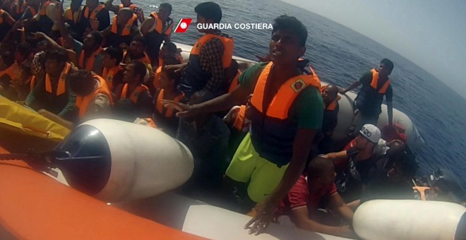 Fotograma cedida por la Guardia Costera italiana que muestra a la embarcación de varios refugiados a un barco durante una operación de rescate cerca de Lampedusa. EFE