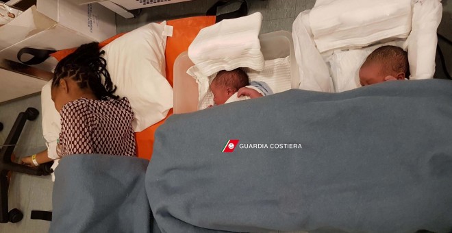 Fotografía facilitada por la Guardia Costera de Italia que muestra a una madres y sus bebés descansando tras ser rescatados en el Mar Mediterráneo, a bordo del barco 'Dattilo'. EFE