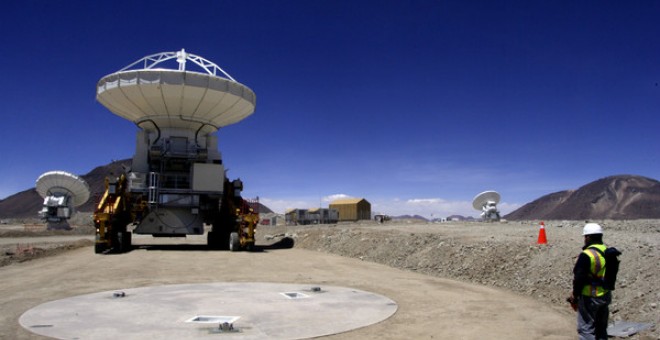 Antena acercándose de una fundación en Chajnantor. Crédito: ALMA (ESO/NAOJ/NRAO), Carlos Padilla.