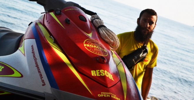 Joaquín Acedo, en la isla griega de Lesbos, donde trabaja con Proactiva Open Arms . - PABLO MUÑOZ